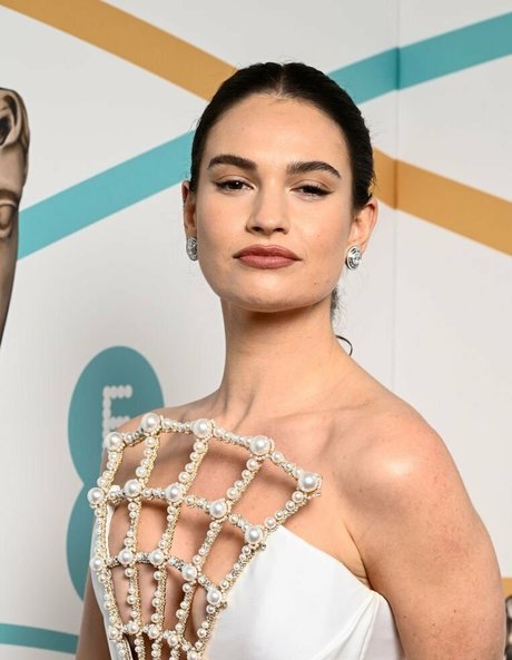 Lily James nacktheit schöne bilder
