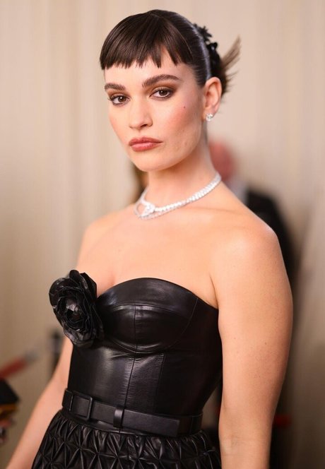 Lily James heiße sexy galerien
