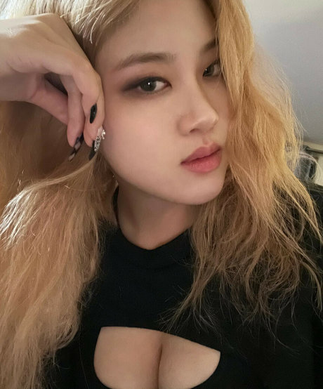 Allissa Shin model kunst foto