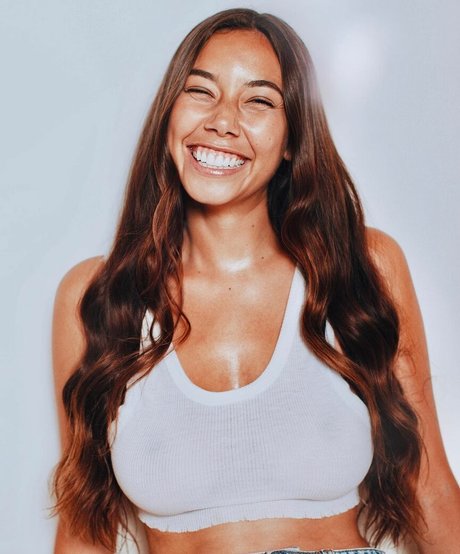 fansly onlyfans top nackten bild