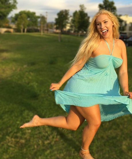 Nikkita Lyons sexy xxx galerie