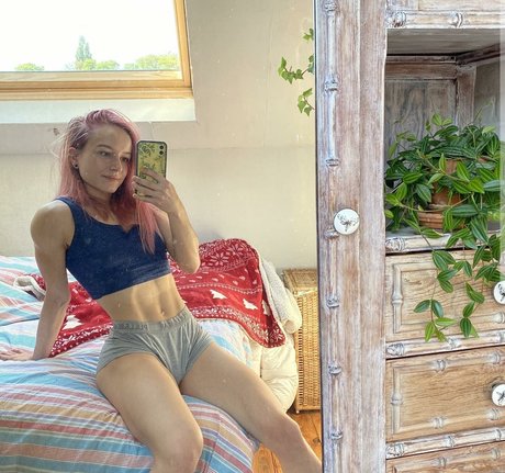 Aline Dessine model nackte foto