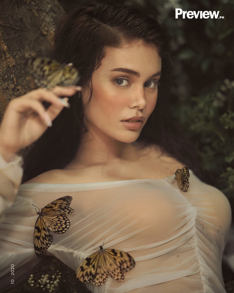 Ivana Alawi model kunst bilder