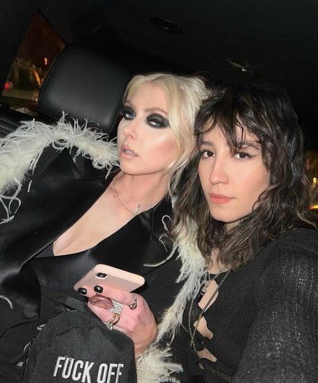 Taylor Momsen nackt kunst fotos