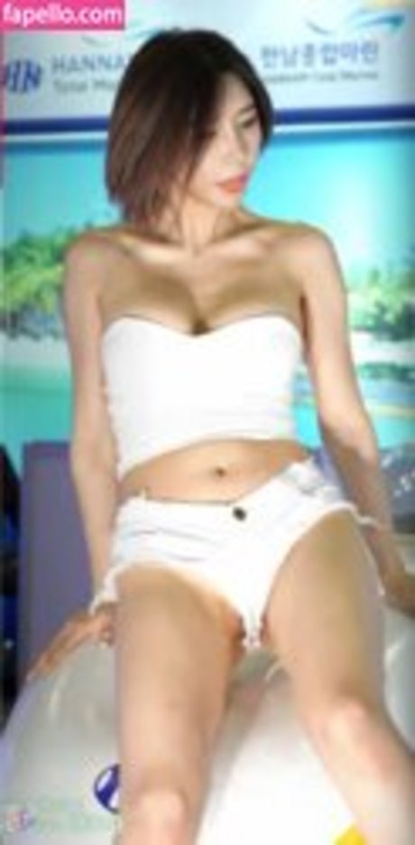 Song Joo A nackt porno galerie