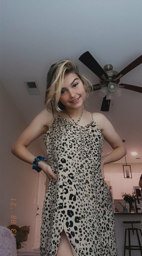 flugbegleiterin onlyfans xxx nackt bild