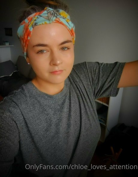 chloe loves attention kunst erwachsene galerien