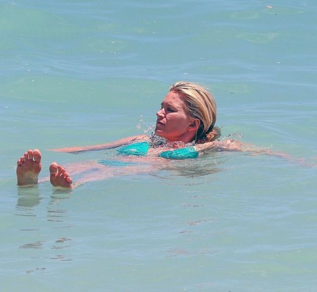 Natasha Henstridge perfekte akt archiv