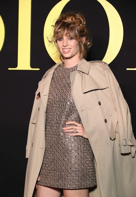 Maya Hawke porno sexy bilder