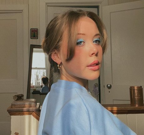 Emily Kyte hd sexy bild