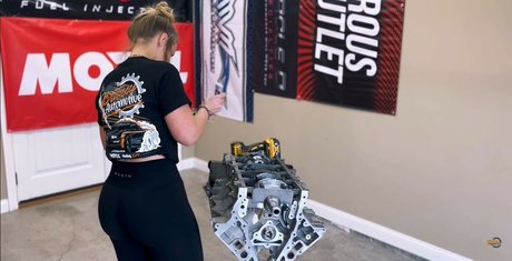 Britney Automotive porno hd galerie