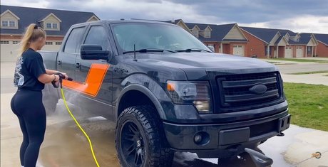 Britney Automotive erotische hübsche galerie