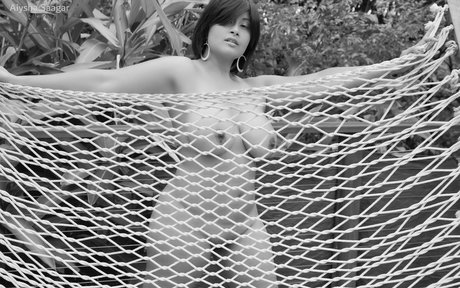 Aiysha Saagar nackt erwachsene archiv