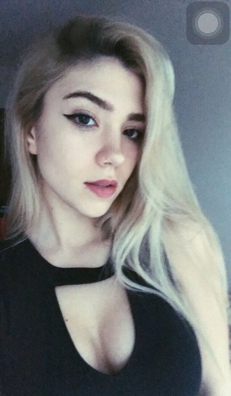 Snowmaiid model sexy galerie