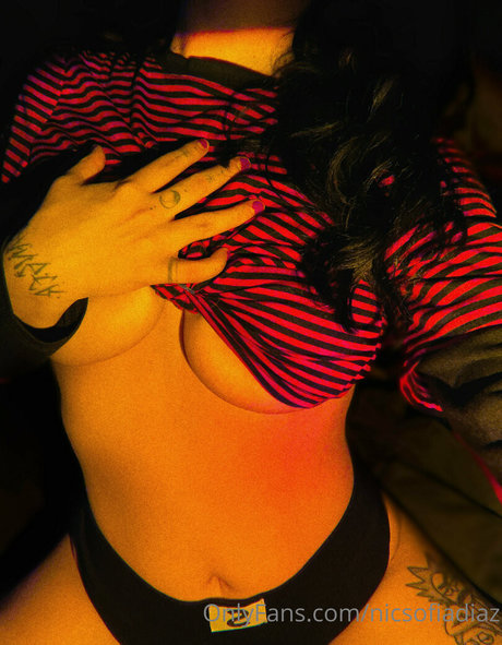 Nicsofiadiaz kunst erotische galerie