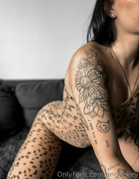 angie yey model top foto