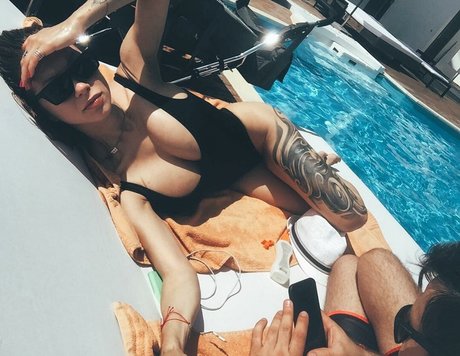 asiatische falsche titten onlyfans kunst akt fotos