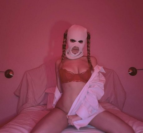 Bellabluntz schauspielerin nackten bild