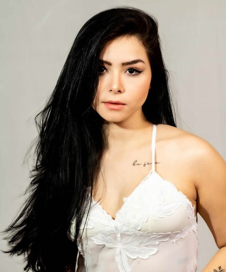 Eduarda Yuni freie pornostar bilder