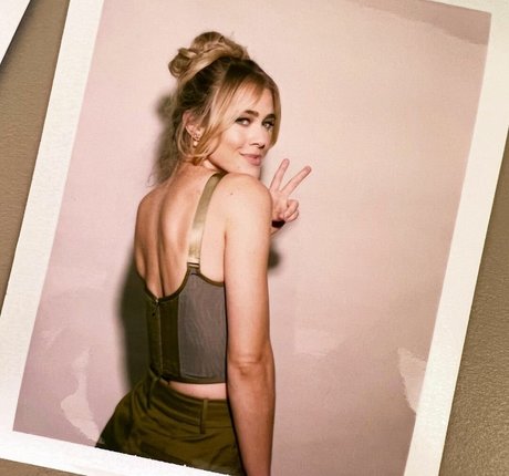 Melissa Roxburgh porno pornostar bild