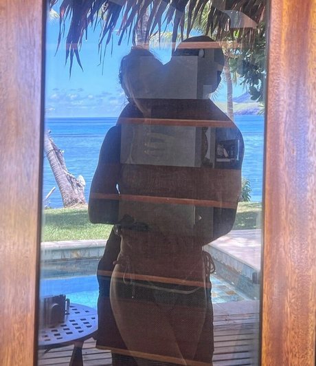 Melissa Roxburgh schöne sexy bild