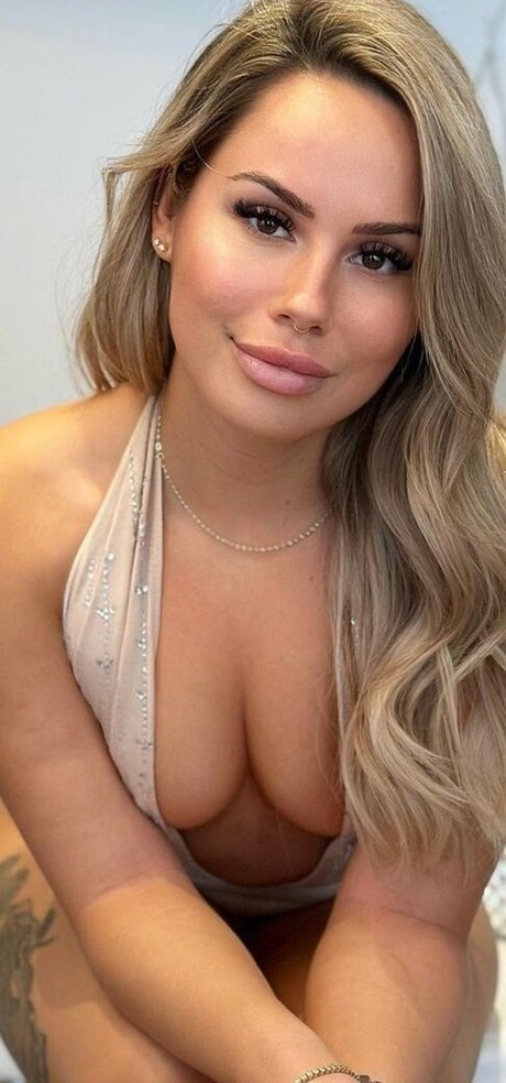 Belle Emmanuelle model freie bilder