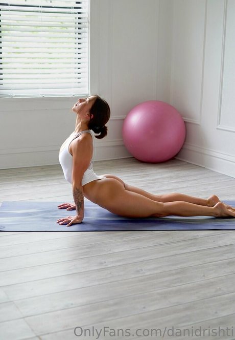 danidrishti perfekte nackt bild