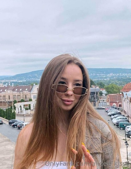 alicee kisss top akt foto