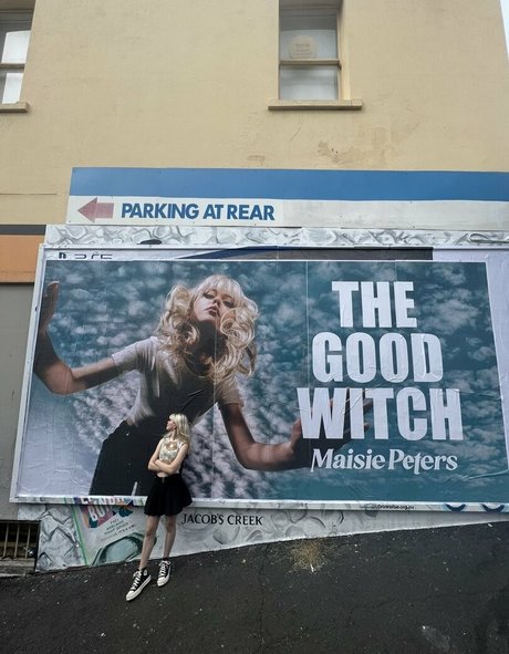 Maisie Peters schöne porno fotos