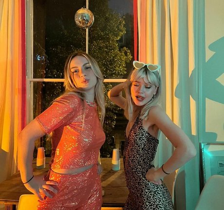 Maisie Peters schöne nacktheit bild