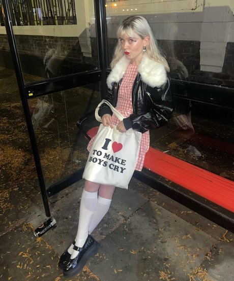 Maisie Peters pornostar hübsche bilder