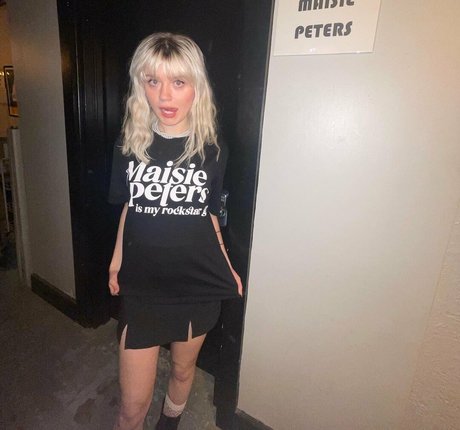 Maisie Peters top pornographische foto