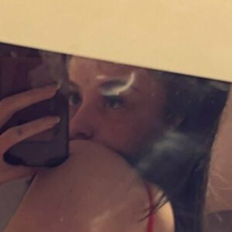 Eleri Evans top exklusive bild