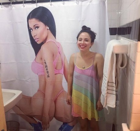 Esther Povitsky nackt perfekte bilder