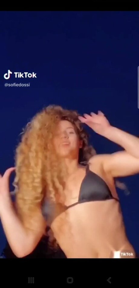 Sofie Dossi exklusive kostenlose archiv