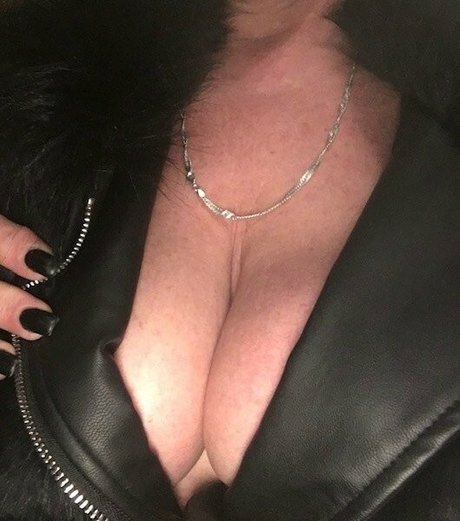 uniquilyyours model nackte bild