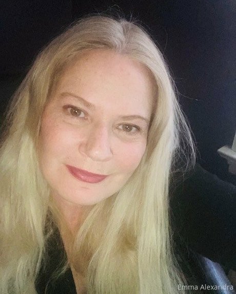 uniquilyyours schauspielerin kunst galerie