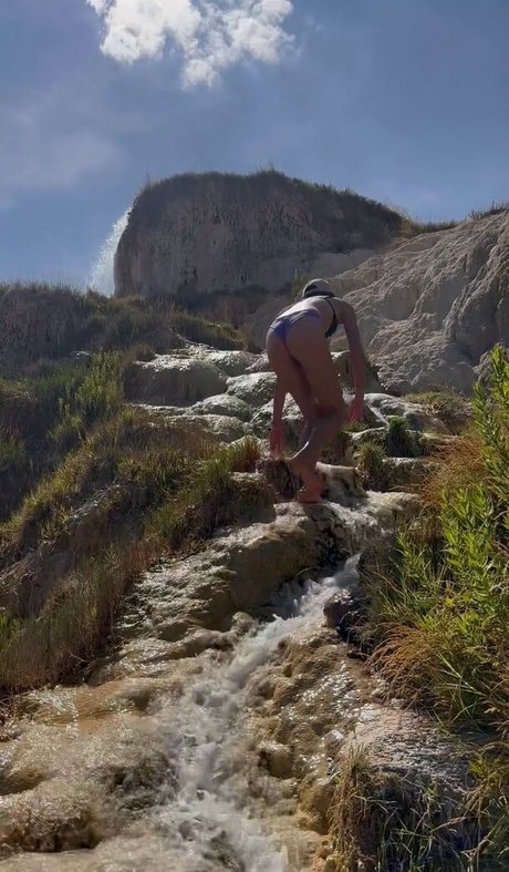 Shanti Tan model nackt fotos