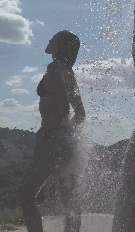 Shanti Tan hd top bilder