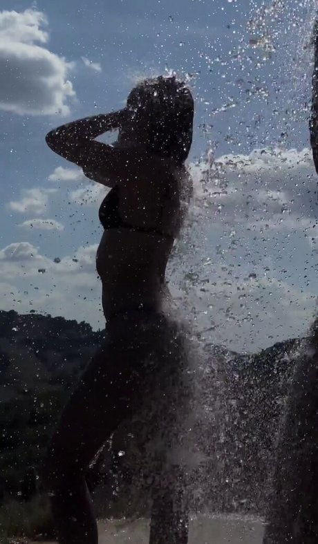 Shanti Tan erotische akt galerien