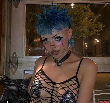 Death2Honey model nackte bild