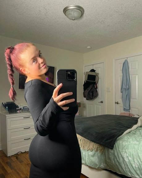 playwithtayyy schauspielerin kunst bilder