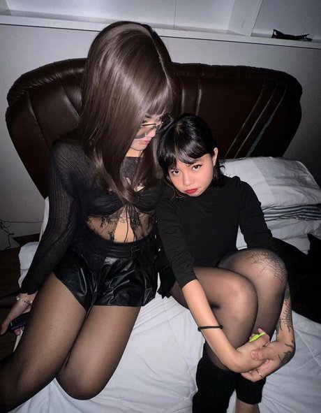 on1ashie kunst nackte archiv