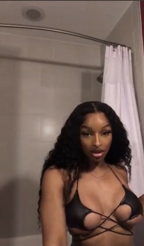 LayahsTs nackt exklusive galerie