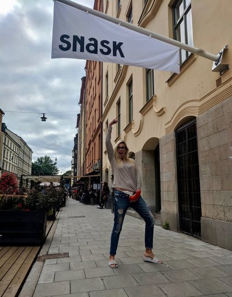 milf brille onlyfans kunst bild