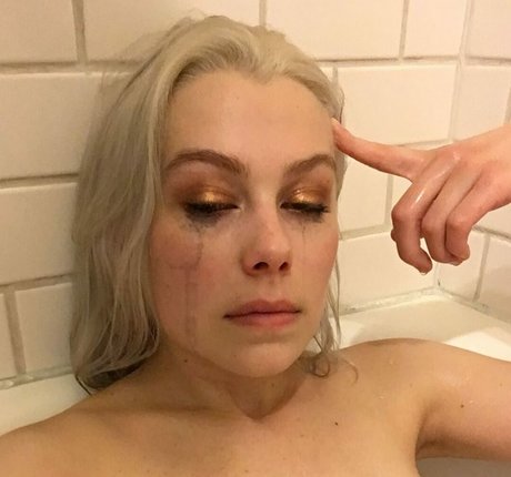 Phoebe Bridgers model akt galerie