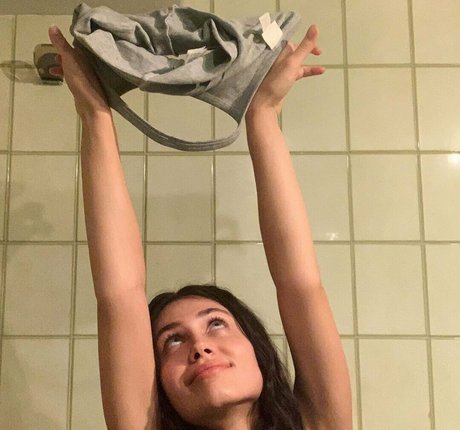 sperma auf der zunge onlyfans erotische sex bild