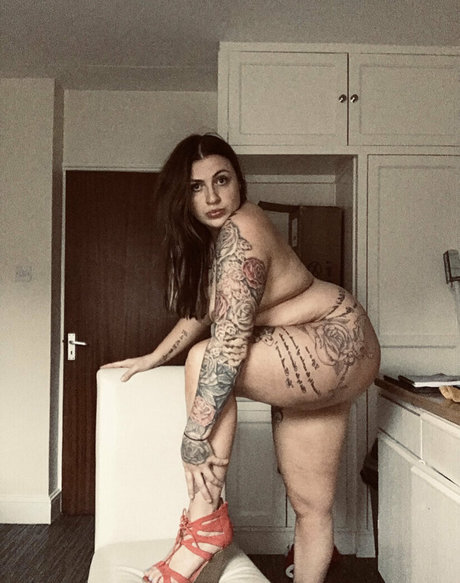 ravenbadini schauspielerin perfekte galerie