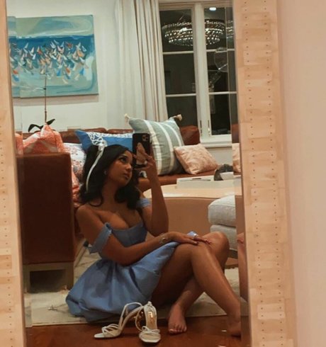 Maitreyi Ramakrishnan erwachsene heiße bild