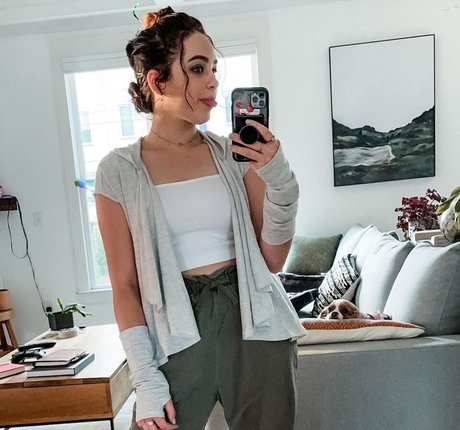 Mary Mouser sexy exklusive bild